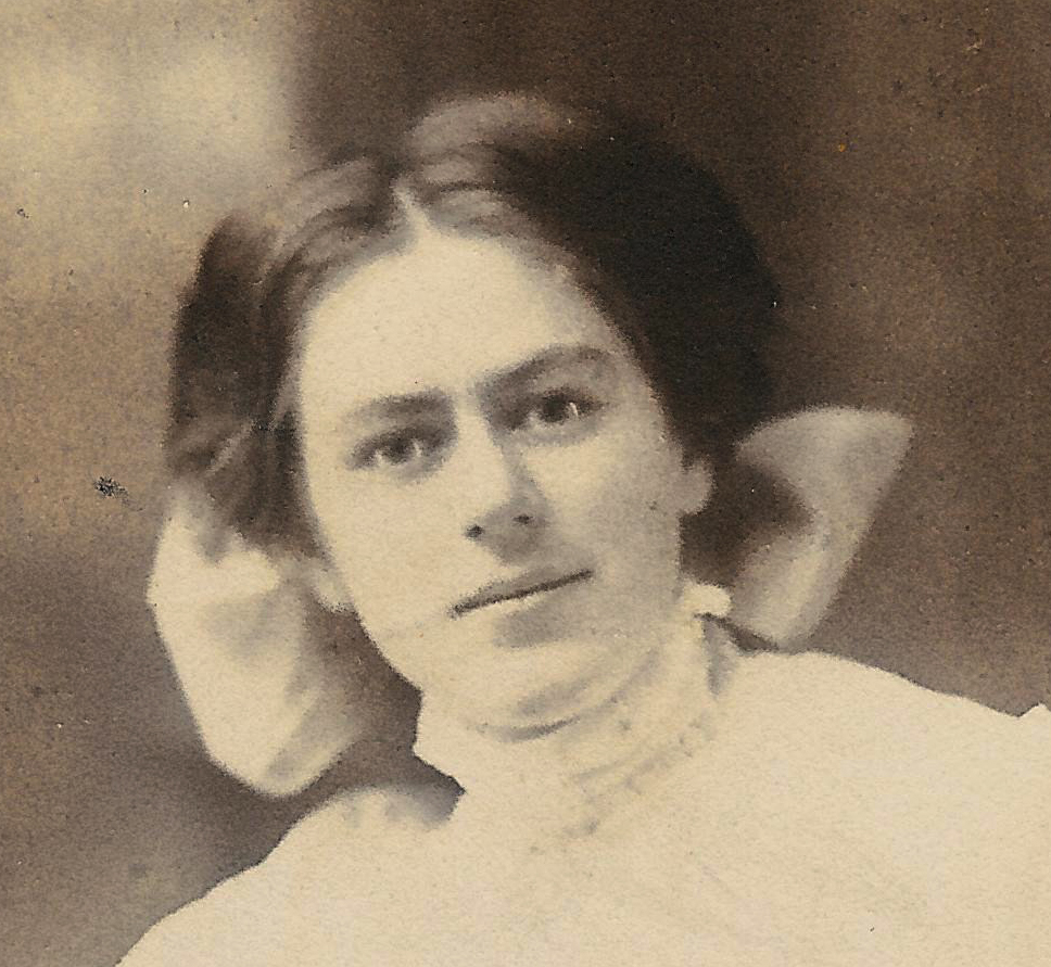 Photo of photos/Mary (May) McIntyre b1893 portrait c18yrs_crop